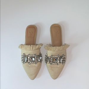 Cream slip-one/ Jewel Details Crown Vintage